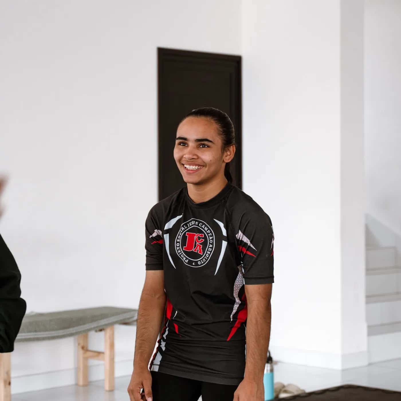 Aluna da turma Ágora Mulher sorrindo no tatame