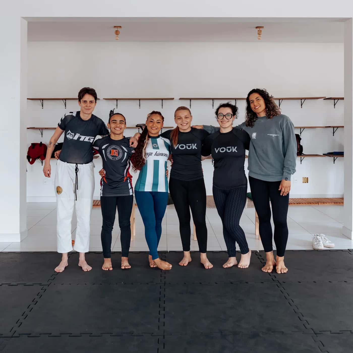 Turma do Ágora Mulher reunida e abraçada no tatame