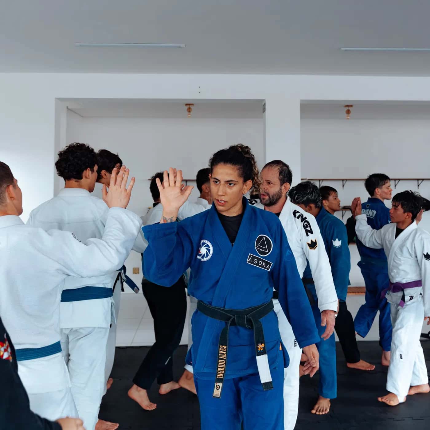 Alunos se cumprimentando com as mãos no fim da aula