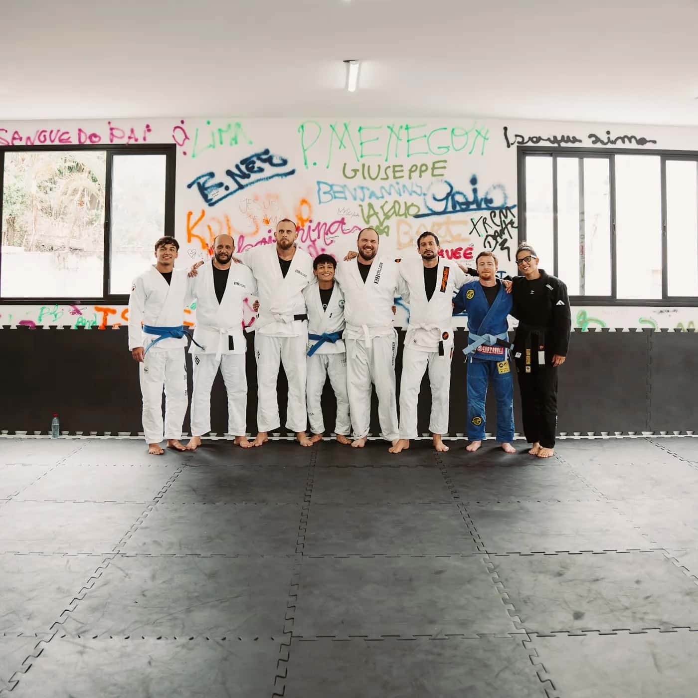Equipe de professores da ÁGORA, de kimono, posando no tatame