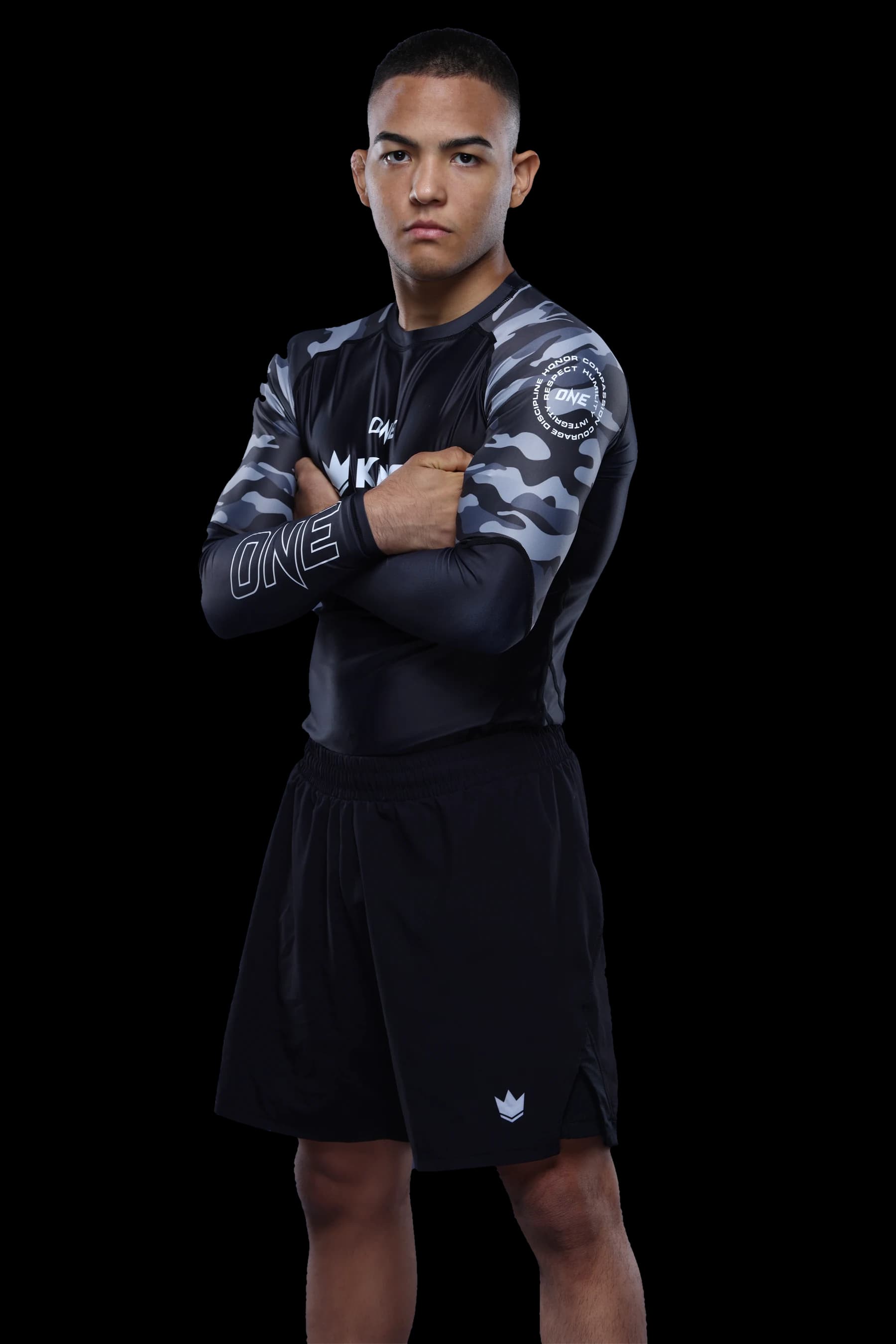 Diogo Reis de braços cruzados, de rashguard