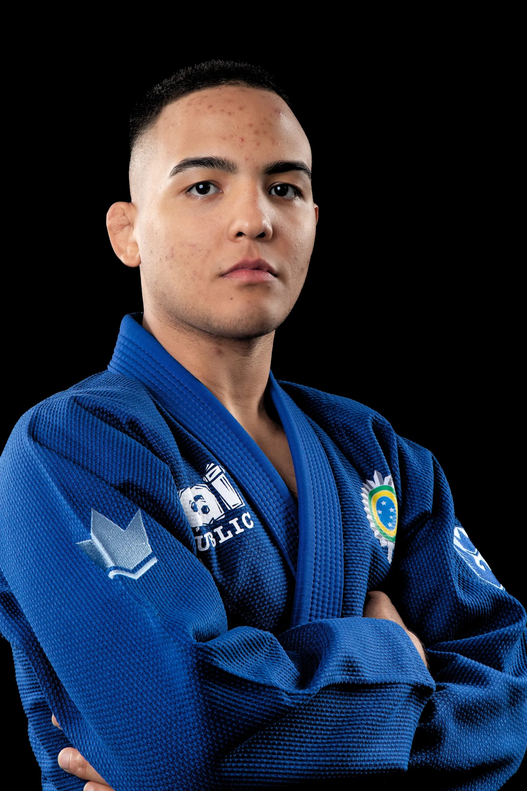 Diogo Reis de braços cruzados, de kimono azul