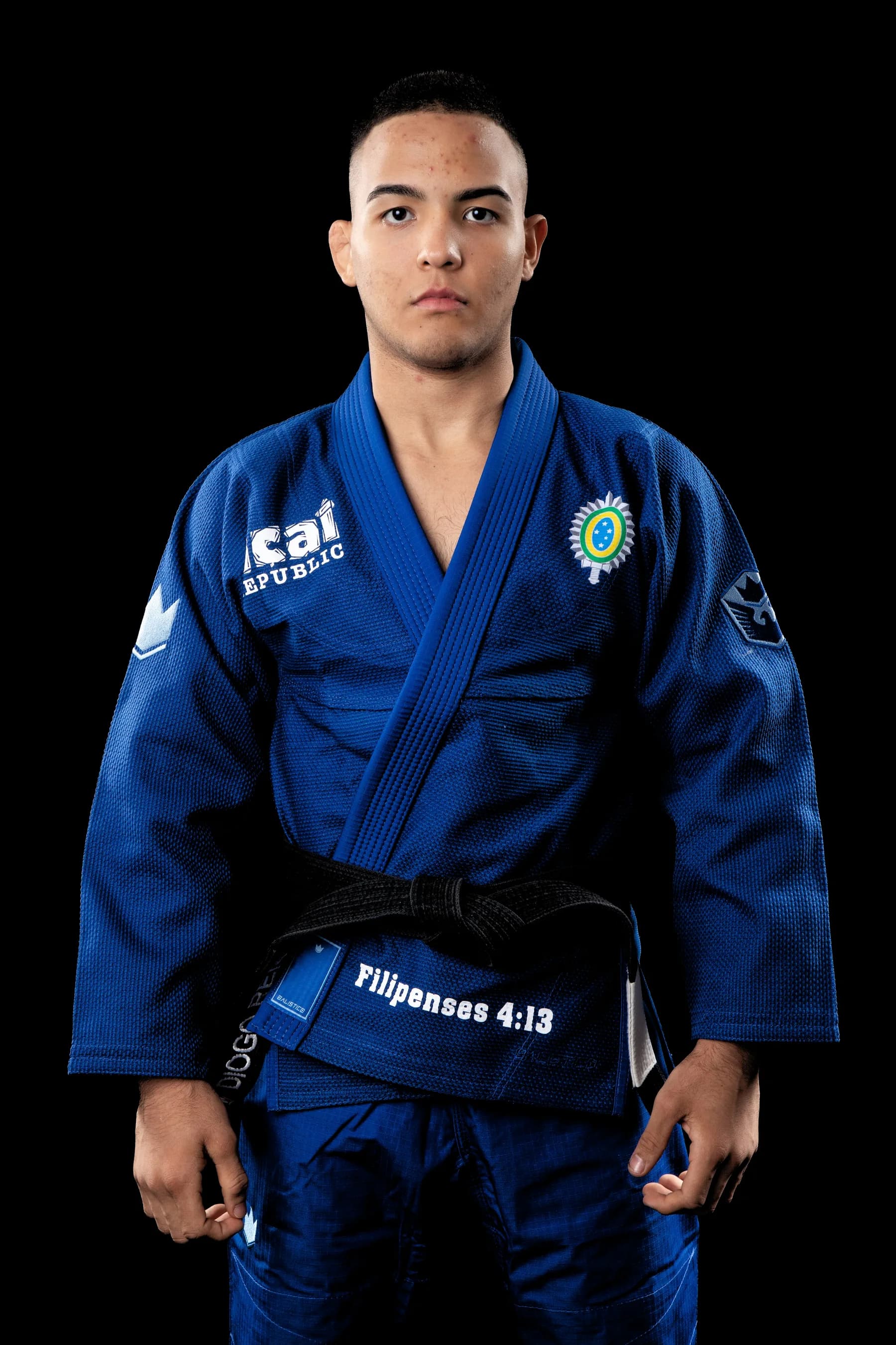 Diogo “Baby Shark” Reis de kimono e faixa preta, de corpo inteiro