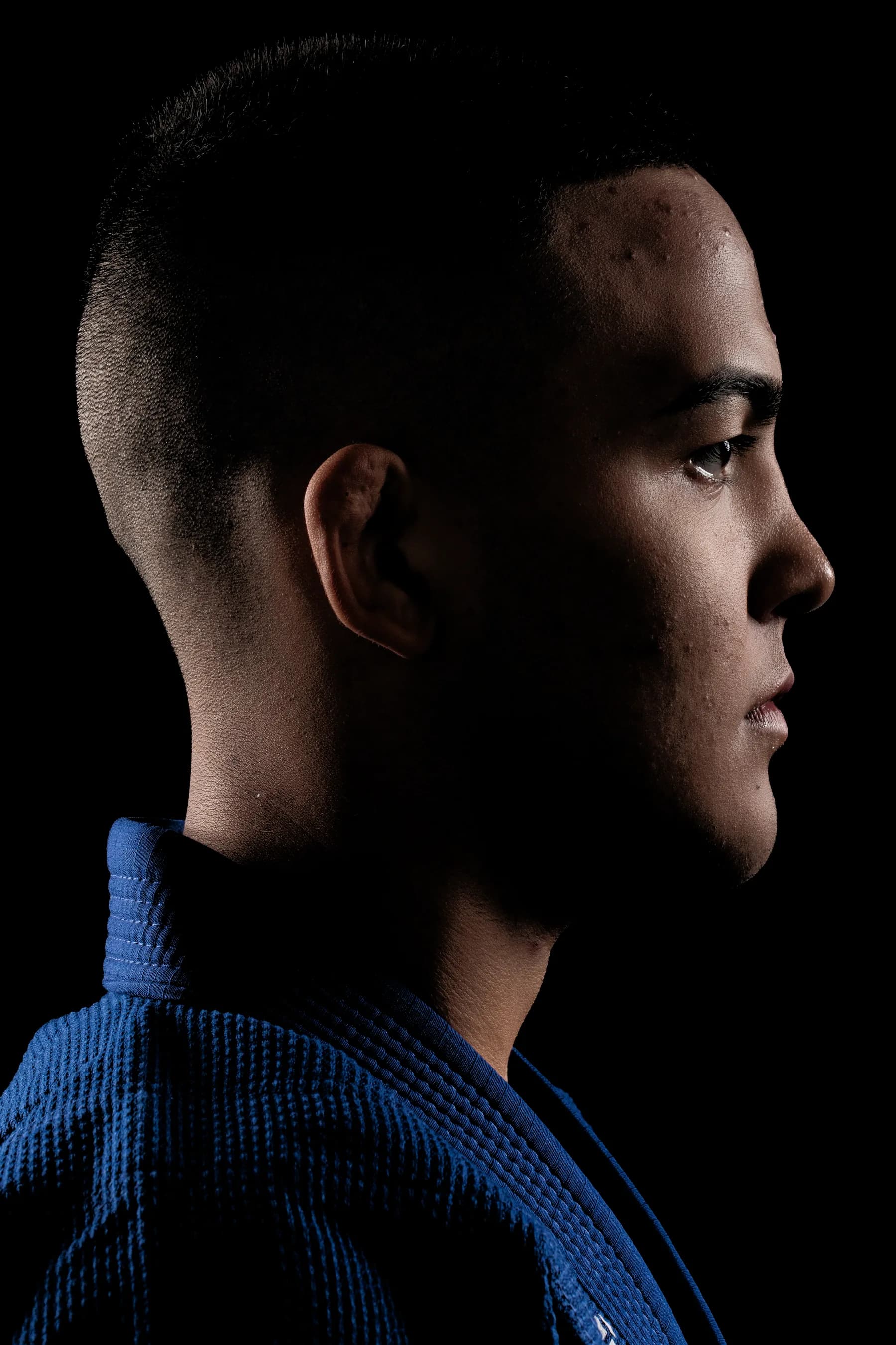 Perfil de Diogo Reis em contraluz